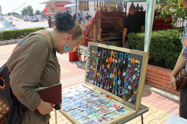 Грънчарско колело привлича посетители на панаира на занаятите