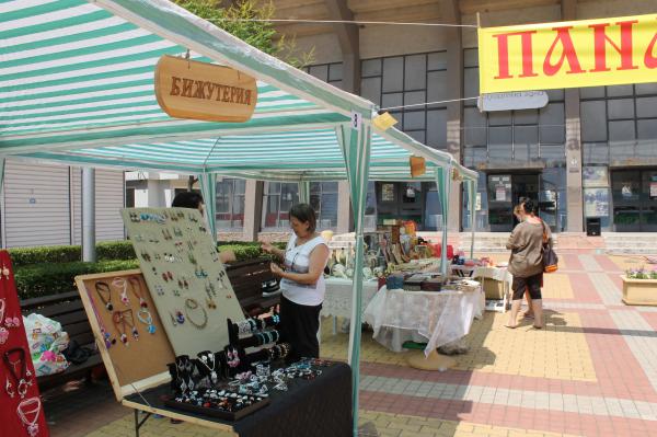 Грънчарско колело привлича посетители на панаира на занаятите