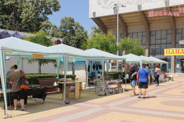 Грънчарско колело привлича посетители на панаира на занаятите