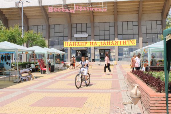 Грънчарско колело привлича посетители на панаира на занаятите