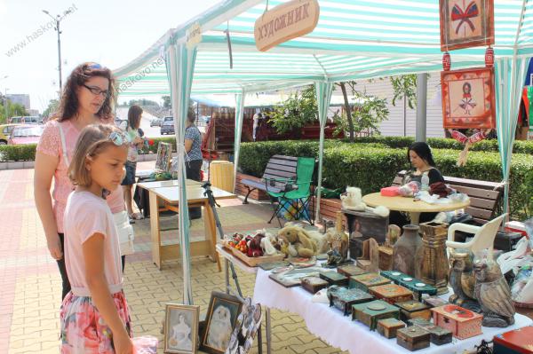 Грънчарско колело привлича посетители на панаира на занаятите