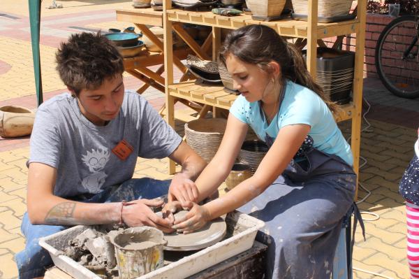 Грънчарско колело бе разположено днес на панаира на занаятите пред Спортна зала "Младост"