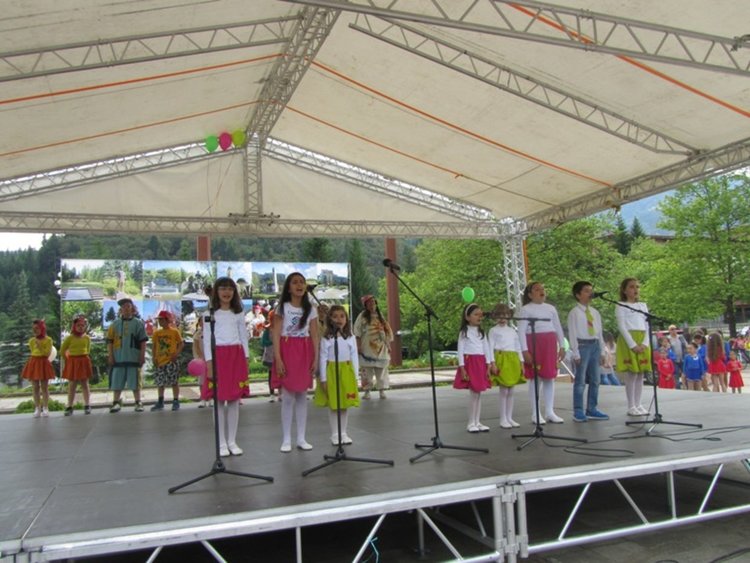 Стотици деца на Смолян празнуват Първи юни на площада пред Театъра