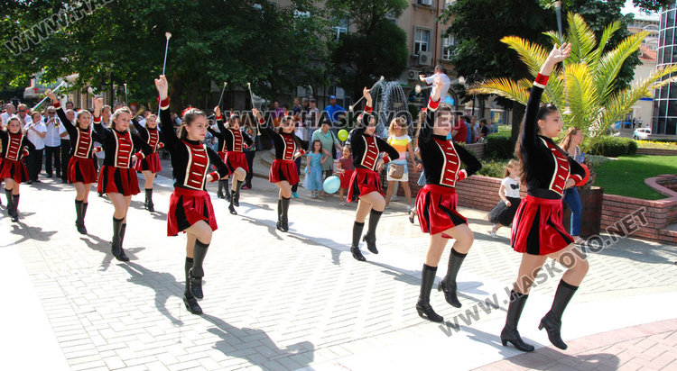 Децата на Хасково изпълниха площада с приказни герои