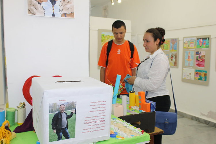 По време на изложбата бе поставена кутия в помощ лечението на хасковският журналист Георги Христов