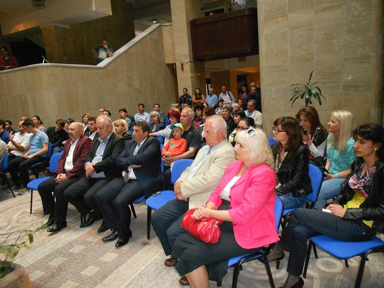 Фолклорен ансамбъл "Родопа" представи част от новия си спектакъл "Невястата"