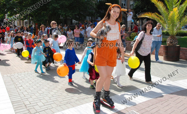 Децата на Хасково изпълниха площада с приказни герои