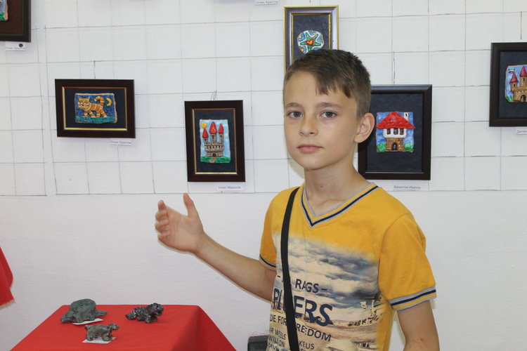 Три школи към Детски и младежки център откриха изложба в зала "Асен Крайшников" за 1 юни