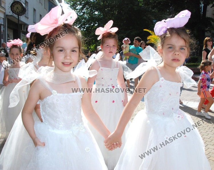 Децата на Хасково изпълниха площада с приказни герои