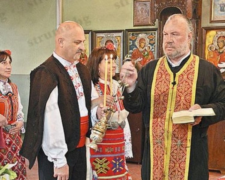 Отец Боян Саръев венча активист на ВМРО за любимата му Ани 25 години след сватбата им