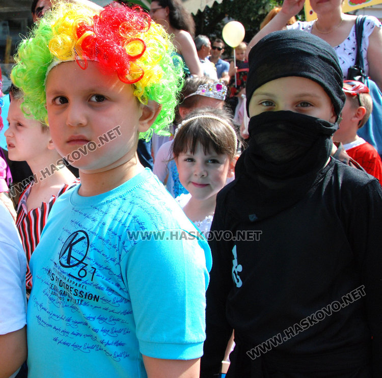 Децата на Хасково изпълниха площада с приказни герои