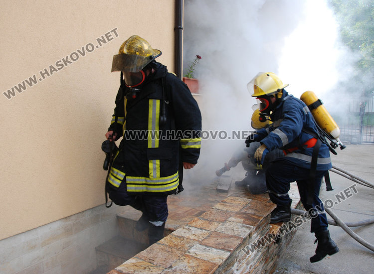 Пожар избухна в офис на ЕСКОМ след гръмотевичната буря в Хасково