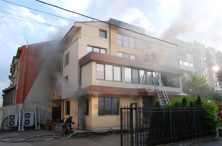 Пожар избухна в офис на ЕСКОМ след гръмотевичната буря в Хасково