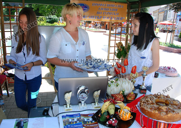 Училища и детски градини се рекламират на площад „Свобода“