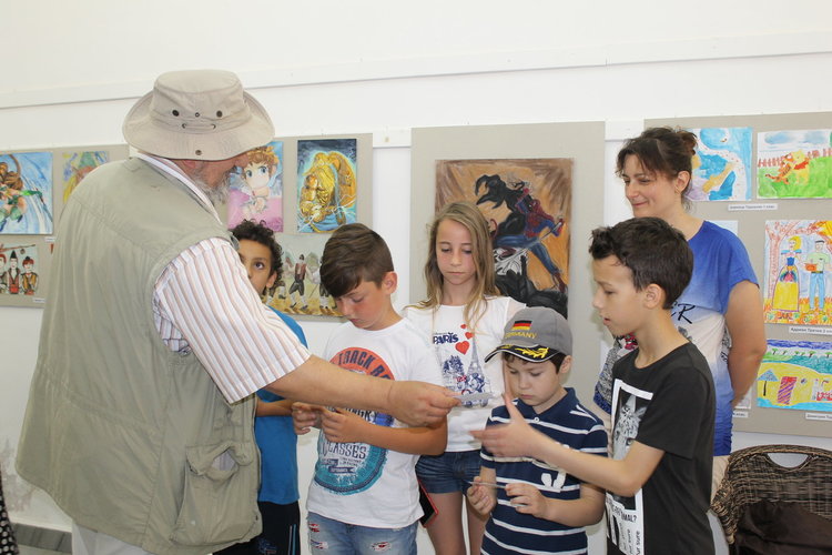 Гроздан Грозев връчи на децата членска карта "Млад творец"