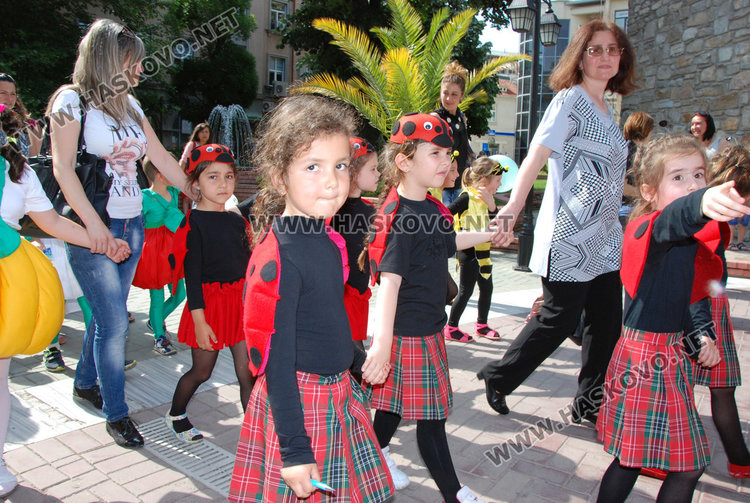 Децата на Хасково изпълниха площада с приказни герои
