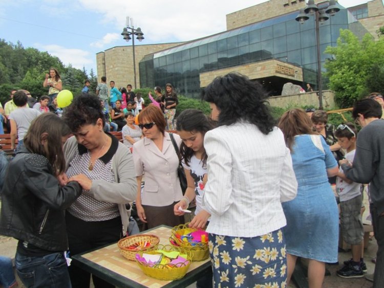 Стотици деца на Смолян празнуват Първи юни на площада пред Театъра