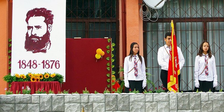 На площада пред читалището