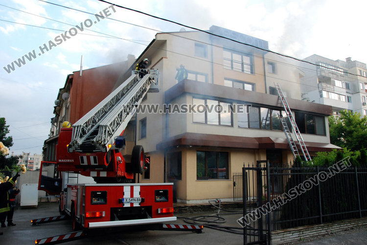 Пожар избухна в офис на ЕСКОМ след гръмотевичната буря в Хасково