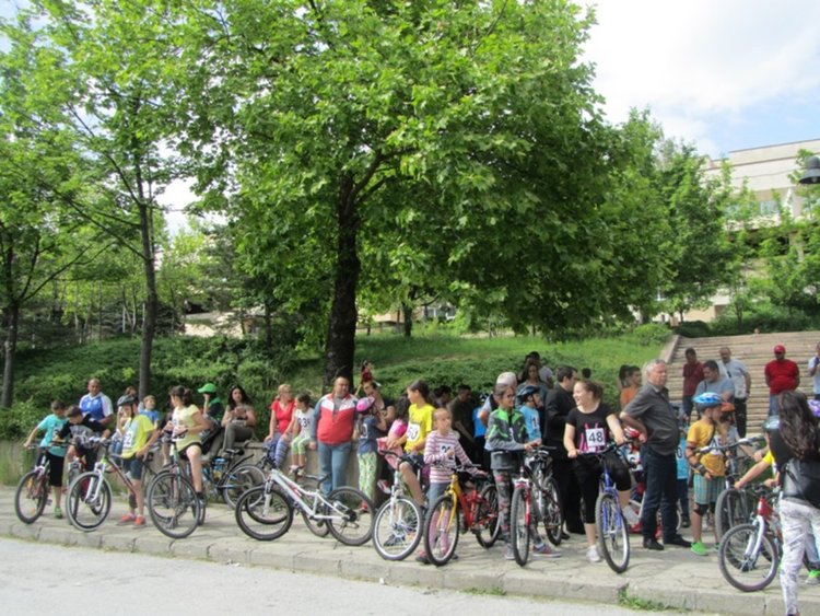 Стотици деца на Смолян празнуват Първи юни на площада пред Театъра