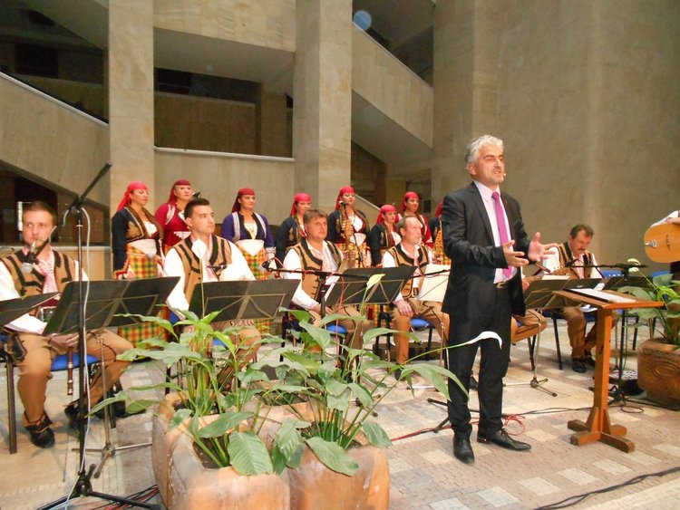 Фолклорен ансамбъл "Родопа" представи част от новия си спектакъл "Невястата"