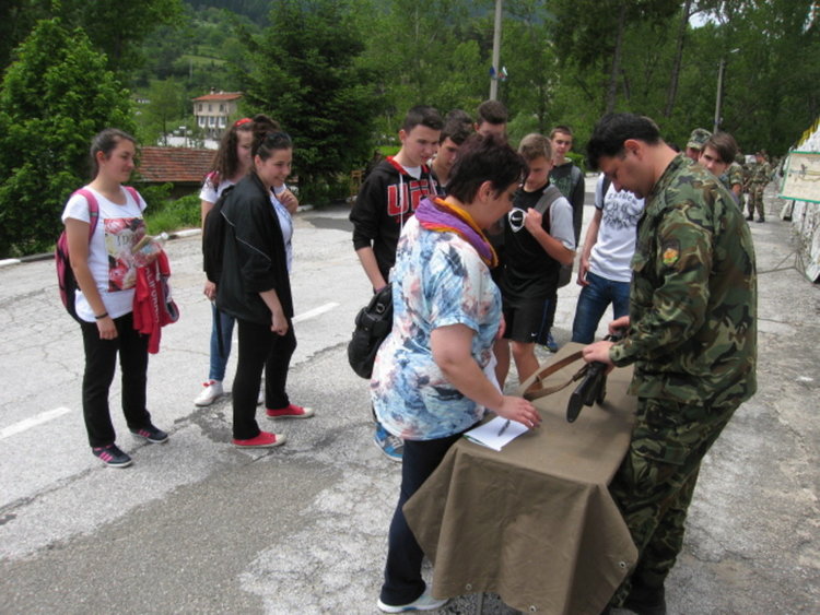 Деветокласници от Смолян проведоха занятия по военна подготовка в 101 алпийски батальон
