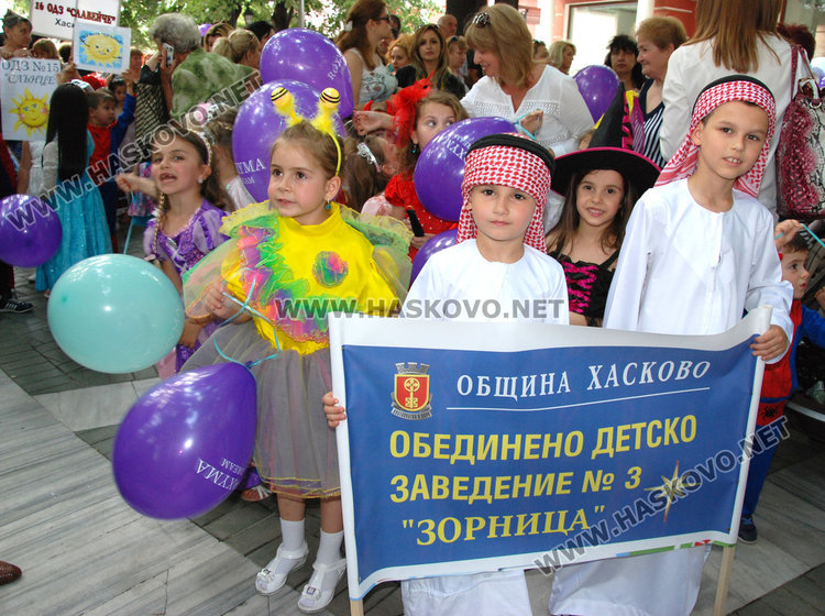 Децата на Хасково изпълниха площада с приказни герои