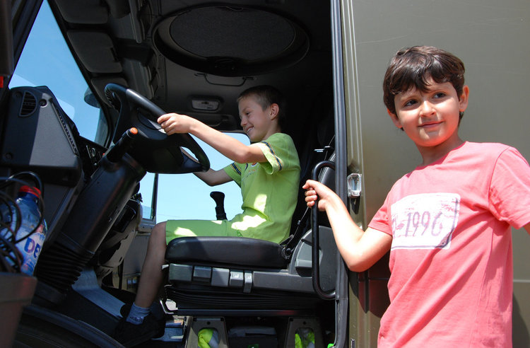 3-годишни грабнаха автомати в Деня на отворените врати