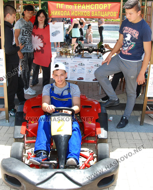 Училища и детски градини се рекламират на площад „Свобода“