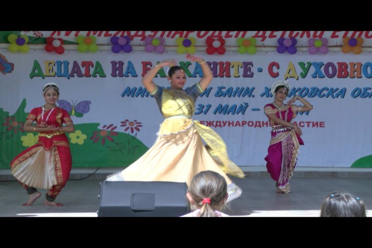 Близо 2000 деца в Етнофестивала на Минерални бани. Посрещат състав от Индия