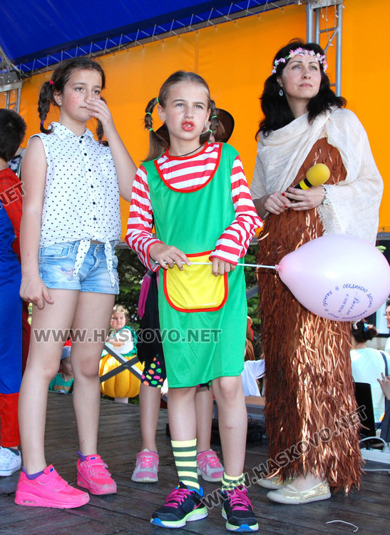 Децата на Хасково изпълниха площада с приказни герои
