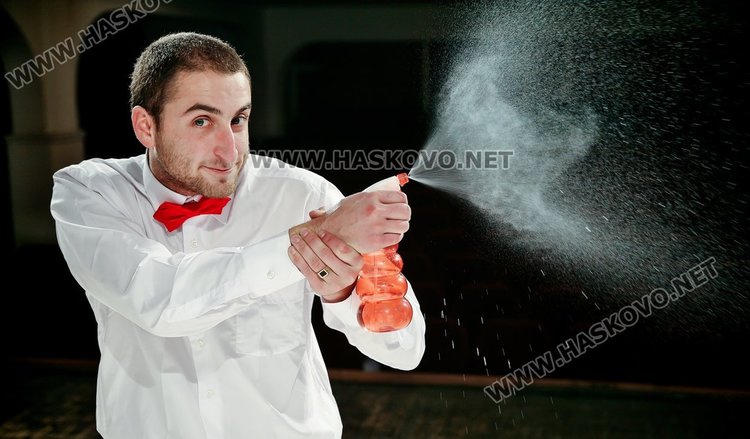 Стелиян Николов  в една от култовите си роли в "Севилския браснар"