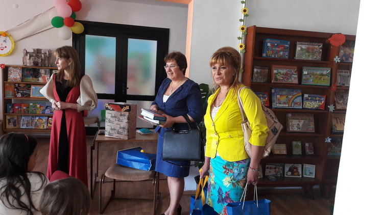 Дамите от ГЕРБ подариха 50 книги за детския отдел на библиотеката в Смолян