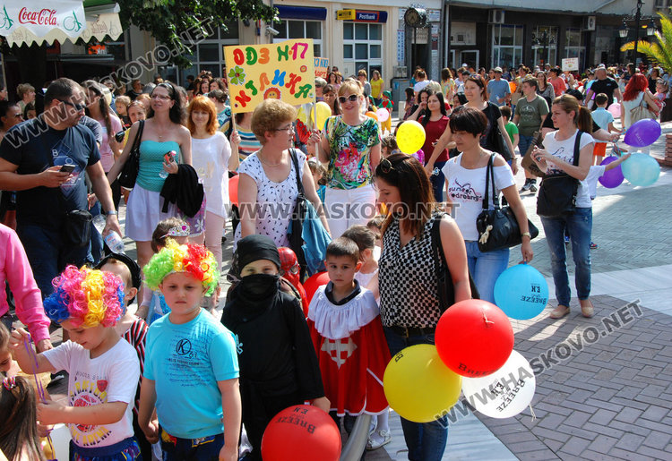 Децата на Хасково изпълниха площада с приказни герои