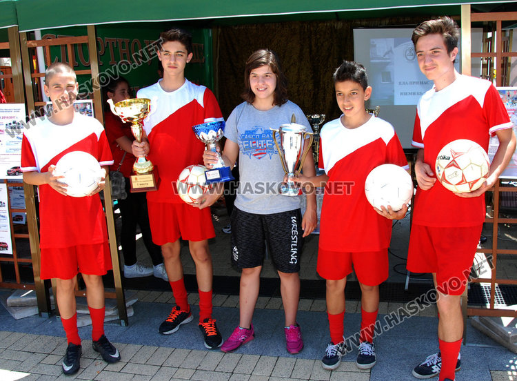 Училища и детски градини се рекламират на площад „Свобода“