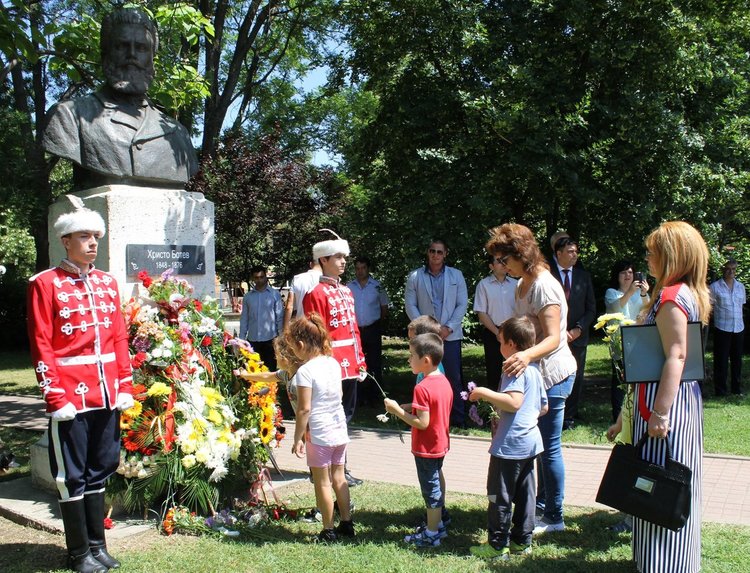 Димитровградчани сведоха глави пред загиналите за свободата на България