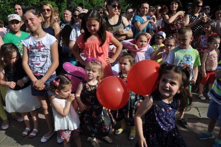  Песни и смях огласиха Градската градина в Кърджали