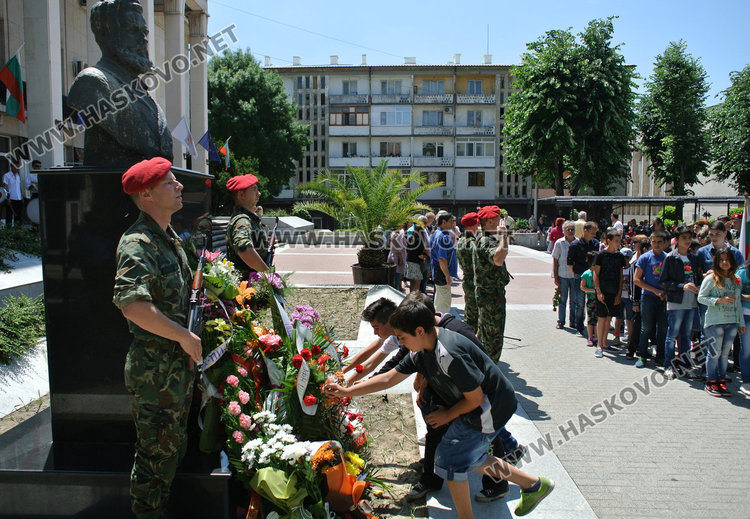 Хасково почете Ботев, паметникът пред “Заря” отрупан с цветя