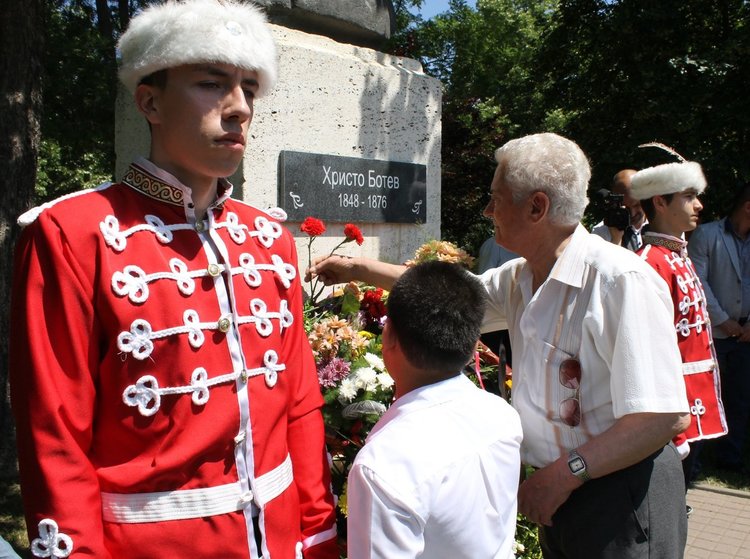 Димитровградчани сведоха глави пред загиналите за свободата на България