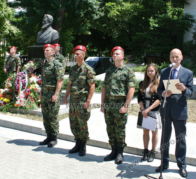 Хасково почете Ботев, паметникът пред “Заря” отрупан с цветя
