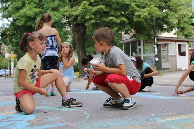 Над 200 деца рисуваха за 1 юни