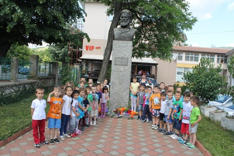 Ардинци почетоха Ботев с венци и цветя