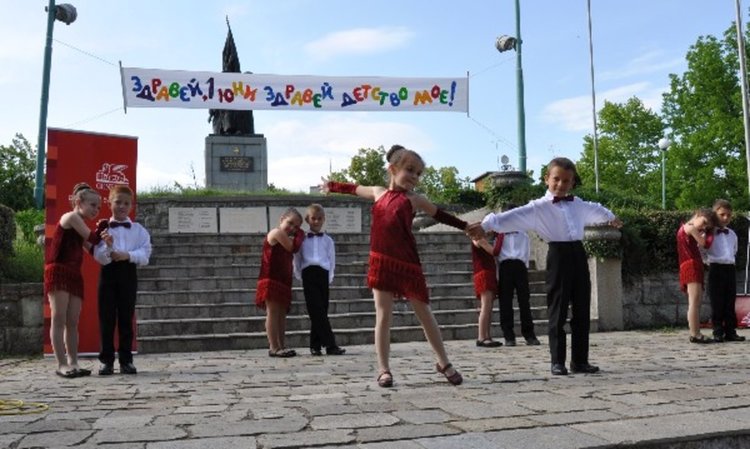  Песни и смях огласиха Градската градина в Кърджали