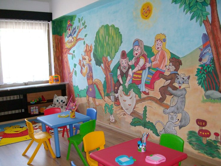 Художникът Георги Стайков дари стенопис по мотиви от детски приказки