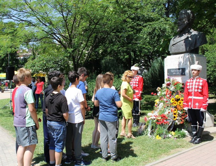 Десетки димитровградчани сведоха глави пред подвига на Ботев и загиналите за свободата на България днес