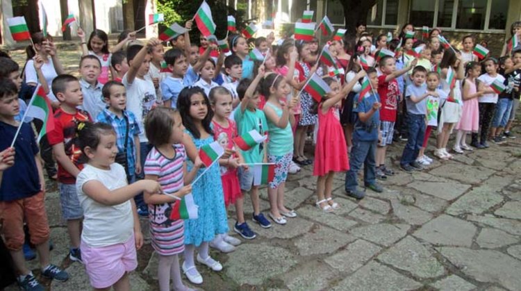 Кирилометодиевци рецитираха „Аз съм българче“ в двора на училището
