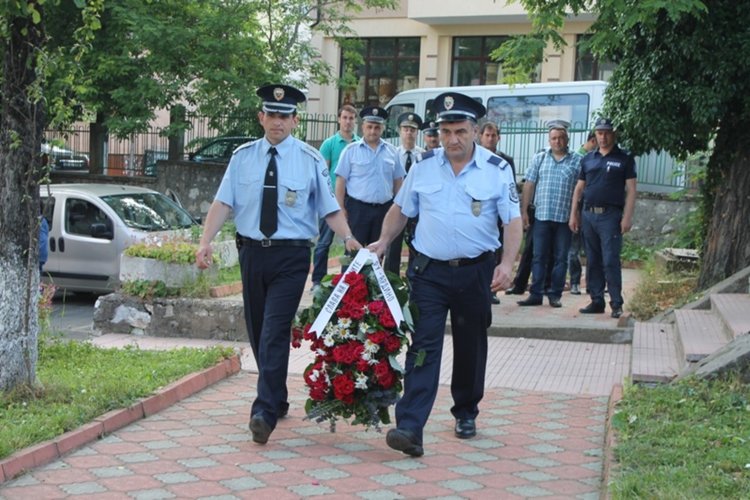 Ардинци почетоха Ботев с венци и цветя