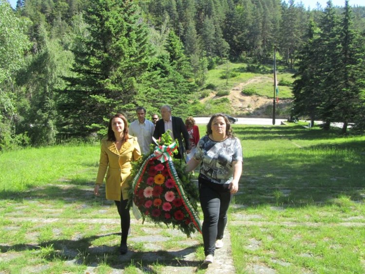 За 2 юни в Смолян: Венци, цветя и поклонение на паметника -костница на връх "Среногорец"