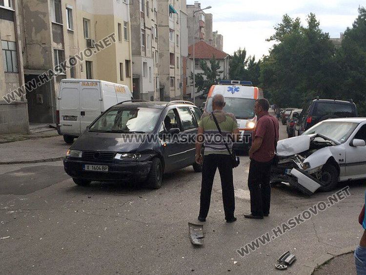 Опел се заби във Фолксваген на кръстовище в Хасково