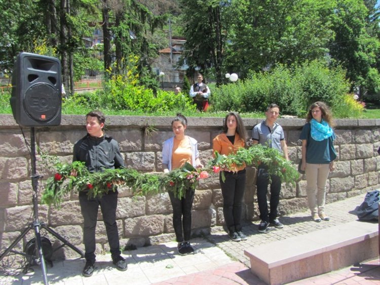 За 2 юни в Смолян: Венци, цветя и поклонение на паметника -костница на връх "Среногорец"